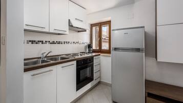 Fridge, oven, stovetop, coffee/tea maker