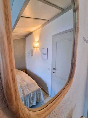 3 habitaciones, tabla de planchar con plancha y cuna de viaje 