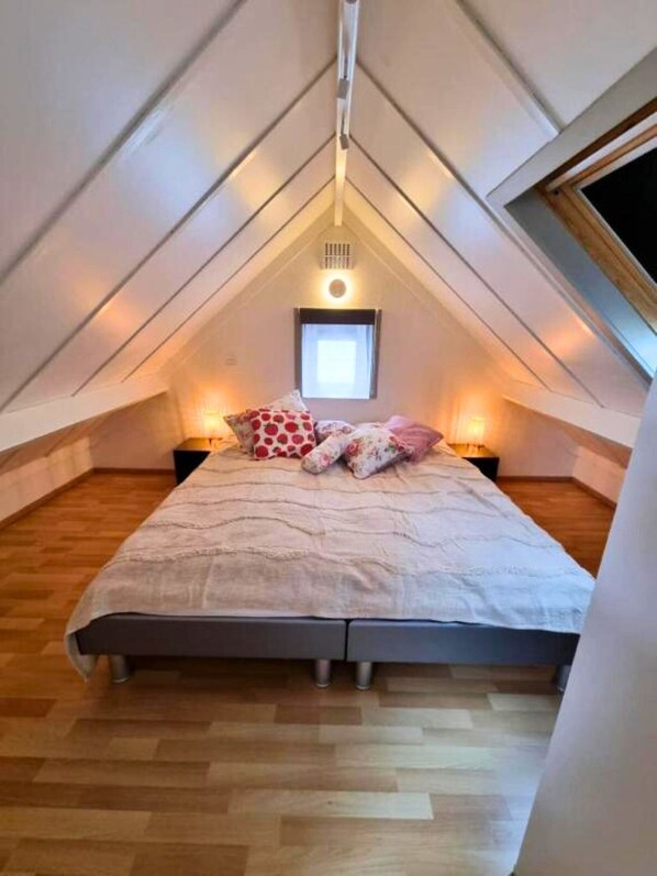 3 bedrooms, iron/ironing board, travel cot, free WiFi