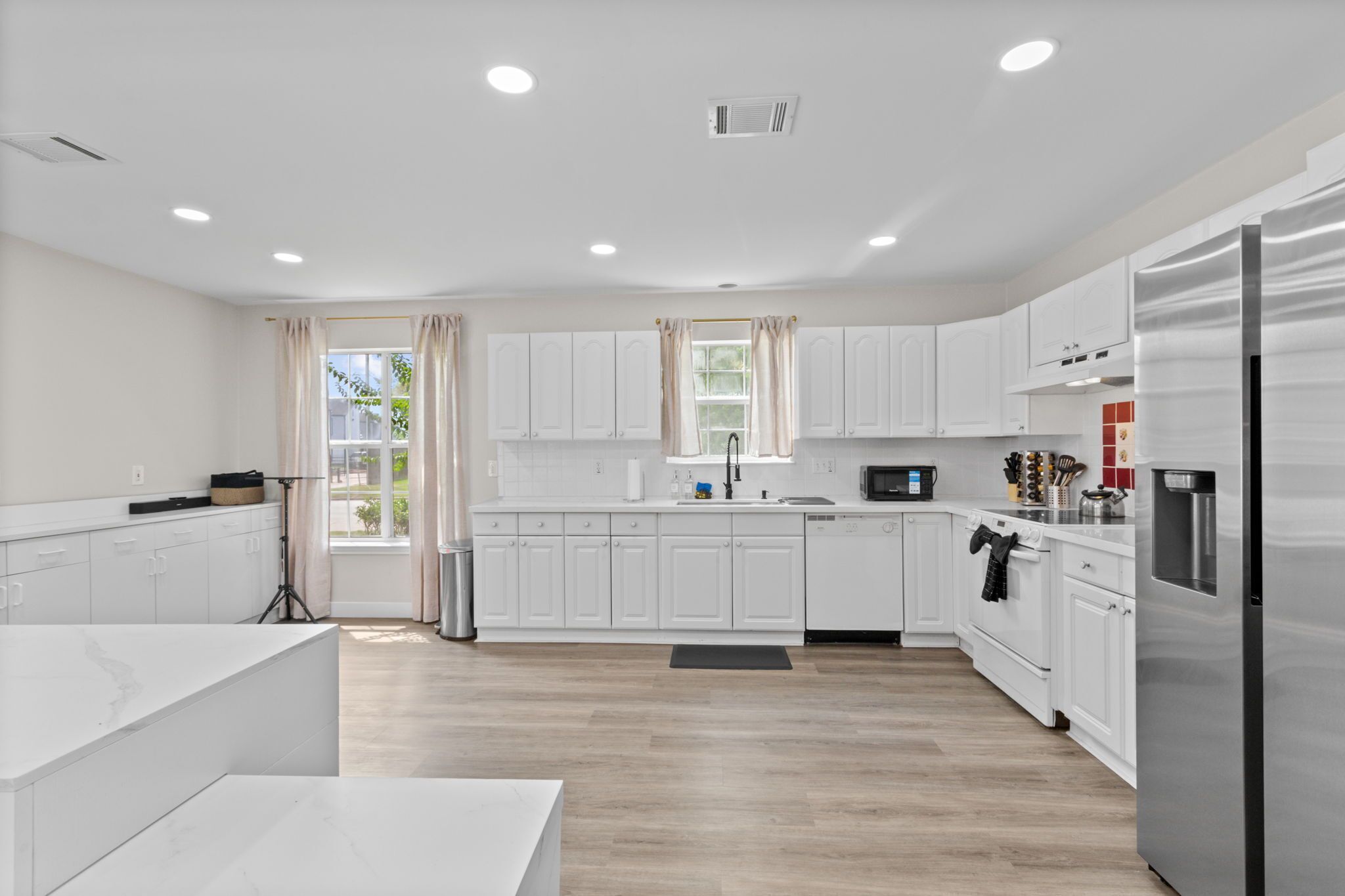 冷蔵庫、電子レンジ、オーブン、コンロ