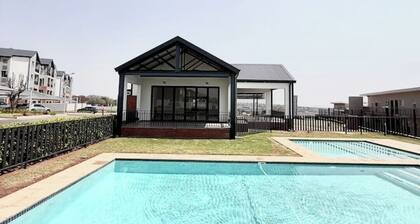 Minimalist Stay | Clean, Cute & Cozy.