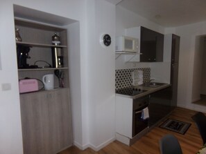 Frigorífico, microondas, horno y placa de cocina