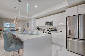 Fridge, microwave, oven, stovetop - VILLA CAPESIDE – HEATED POOL & SPA | WATER VIEW | BOAT RENTAL + TOURS VOUCHER INCL. (Cape Coral)