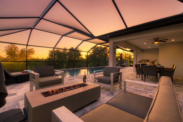 A heated pool - VILLA CAPESIDE – HEATED POOL & SPA | WATER VIEW | BOAT RENTAL + TOURS VOUCHER INCL. (Cape Coral)