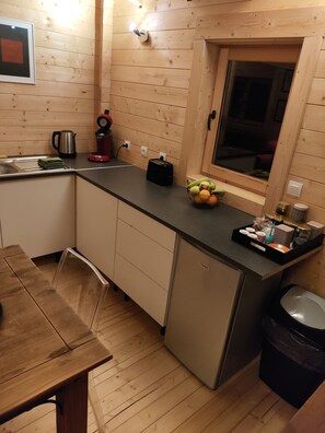 Refrigerador, microondas, parrilla de estufa y cafetera y tetera 