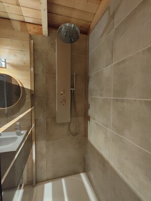 Shower, hair dryer, towels - Guest Room 'Au Chant Des Oiseaux - Mésanges -' in Varen, Wood-Fired Pizza (Varen)