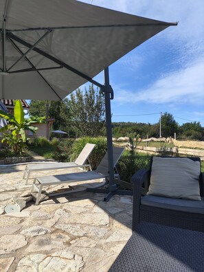 Terrace/patio - Guest Room 'Au Chant Des Oiseaux - Mésanges -' in Varen, Wood-Fired Pizza (Varen)