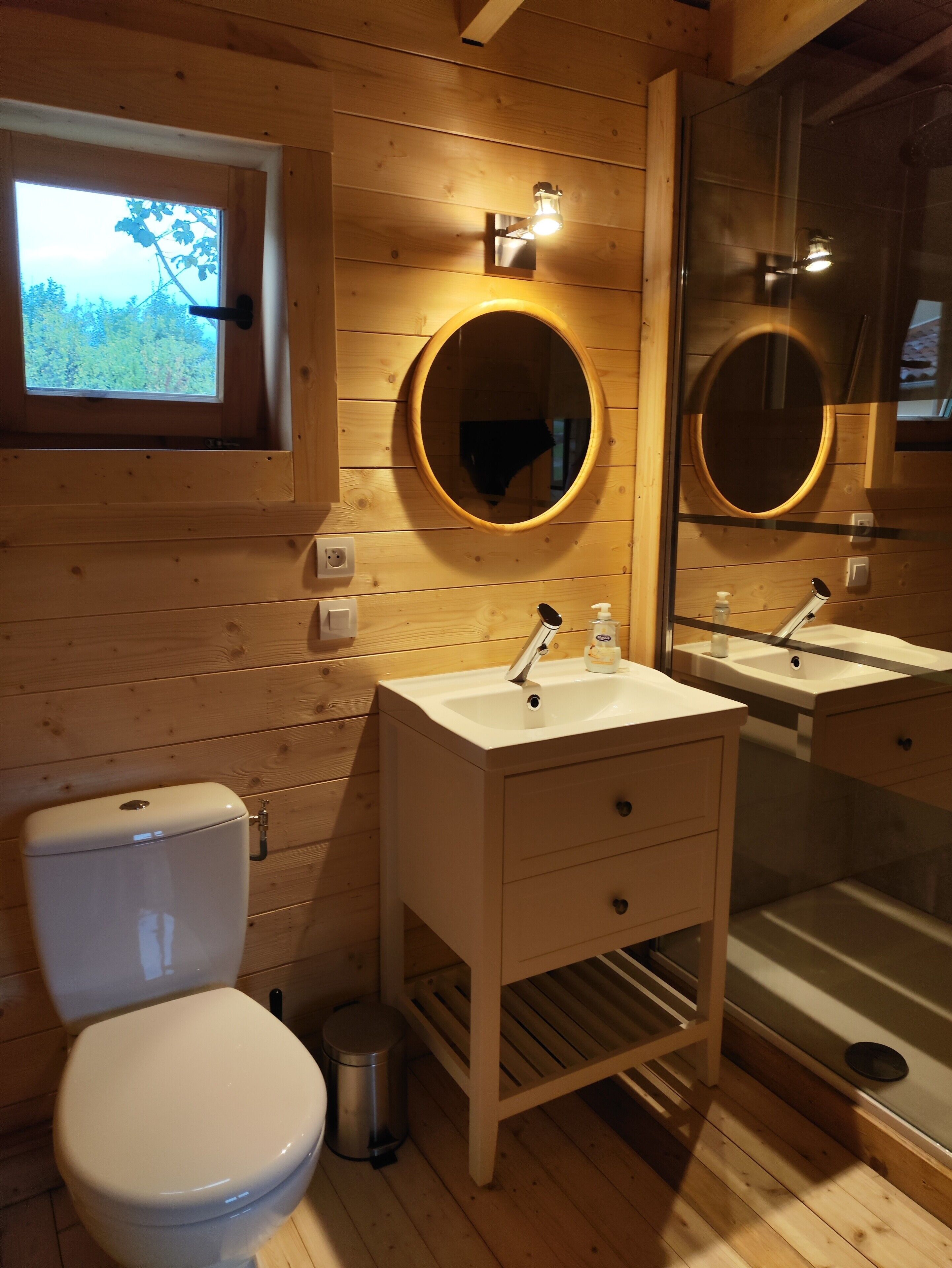 Een douche, een haardroger, handdoeken