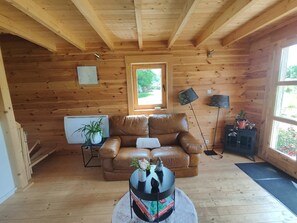 Télévision, cheminée, table de tennis de table