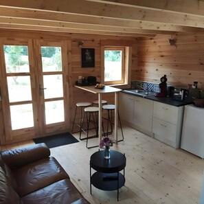 Interior - Guest Room 'Au Chant Des Oiseaux - Rouge Gorge -' in Varen, Wood-Fired Pizza & Wi-Fi (Varen)