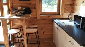 Kaffetrakter/tekoker, kjøleskap, mikrobølgeovn og kokeplater