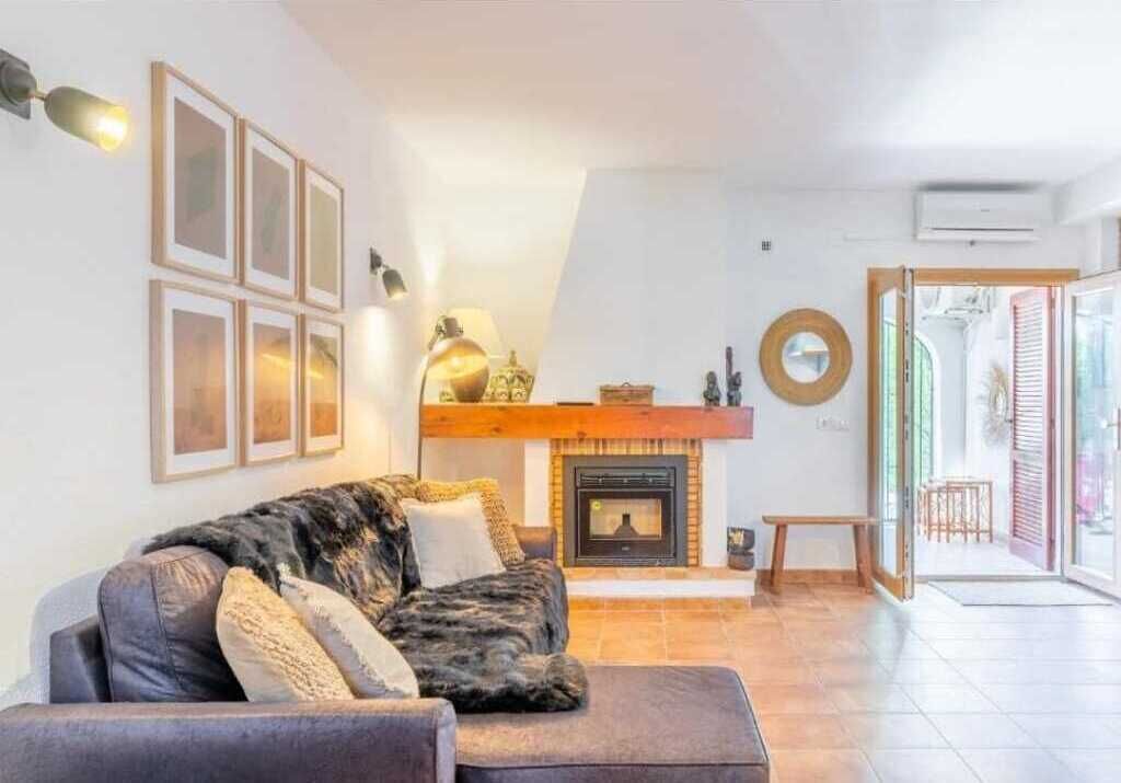 Una Smart TV, una chimenea