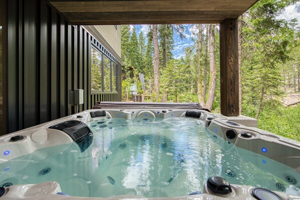 Outdoor spa tub