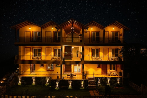 The Hoften Snowia Luxury Stay Near Bhalugarh Waterfall