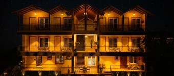 The Hoften Snowia Luxury Stay Near Bhalugarh Waterfall