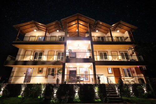 The Hoften Snowia Luxury Stay Near Bhalugarh Waterfall