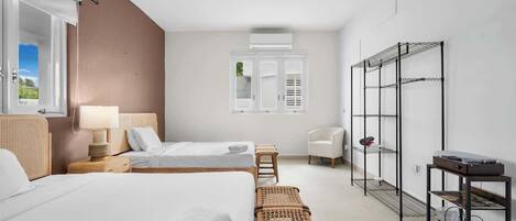 3 habitaciones, tabla de planchar con plancha y cuna de viaje