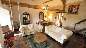 Téléviseur connecté, lecteur de DVD, table de baby-foot