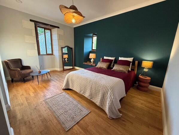 8 chambres, coffre-fort, fer et planche à repasser, lit de bébé portatif