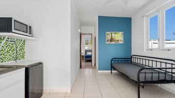 Køleskab, mikrobølgeovn, kogeplade, kaffe-/temaskine