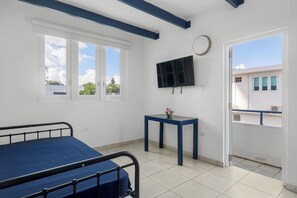 1 slaapkamer, een strijkplank/strijkijzer, gratis wifi, beddengoed