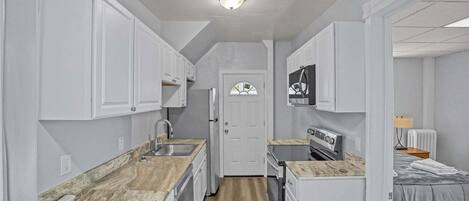 Réfrigérateur, micro-ondes, four, plaque de cuisson