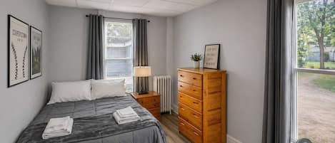 1 habitación, escritorio, tabla de planchar con plancha y cuna de viaje