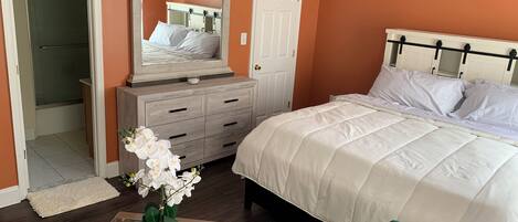 1 habitación, tabla de planchar con plancha, wifi y ropa de cama