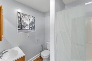 Regadera, secadora de cabello, toallas 