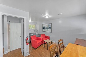 6 habitaciones, escritorio y tabla de planchar con plancha 