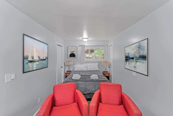 6 habitaciones, escritorio y tabla de planchar con plancha 