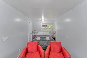 Desk, iron/ironing board, WiFi, bed sheets