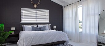Modern 1-bedroom cottage 20 minutes south of Cape Town
