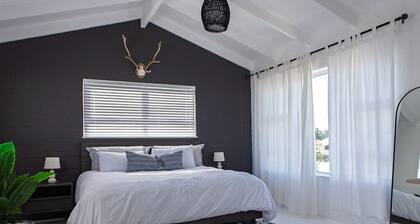Modern 1-bedroom cottage 20 minutes south of Cape Town