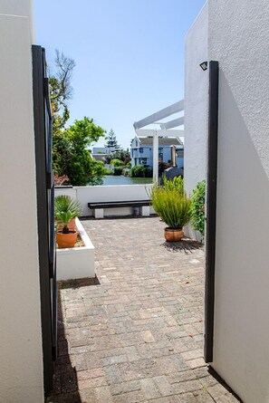 Property grounds - Modern 1-bedroom cottage 20 minutes south of Cape Town (Cape Town)