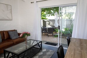 TV - Modern 1-bedroom cottage 20 minutes south of Cape Town (Cape Town)
