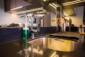 ثلاجة، ميكروويف، فرن، موقد طهي مسطح