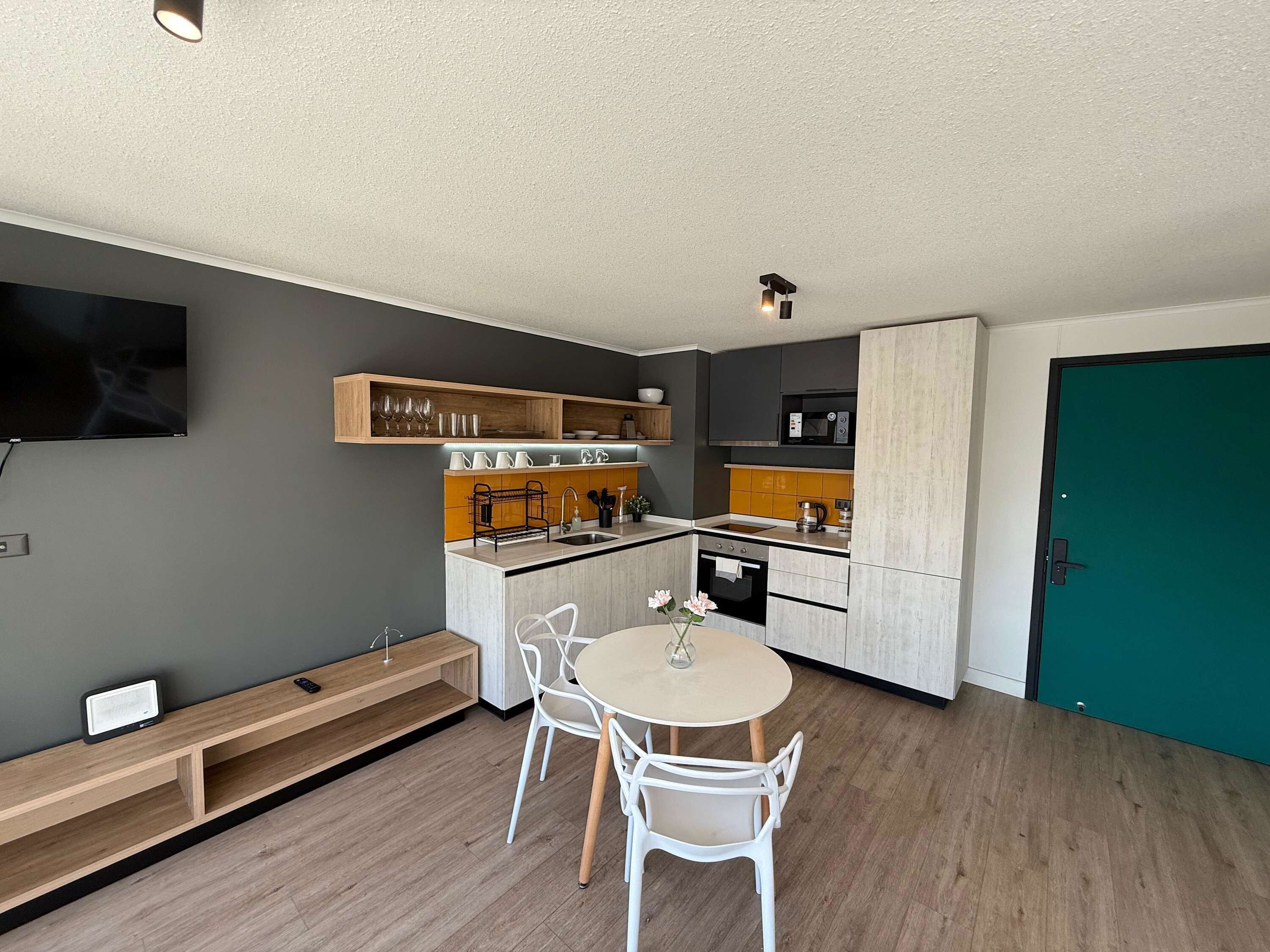 Réfrigérateur, four à micro-ondes, un four, surface de cuisson