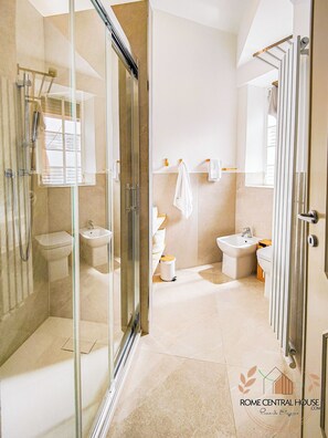 Shower, hair dryer, bidet, towels