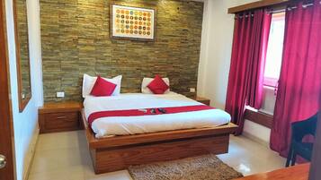 Ropa de cama hipoalergénica y caja de seguridad en la habitación