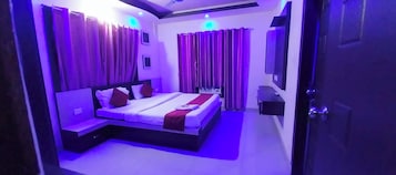 Deluxe Double Room, Multiple Beds, Air conditioning | Hypo-allergenic bedding, in-room safe, desk, soundproofing