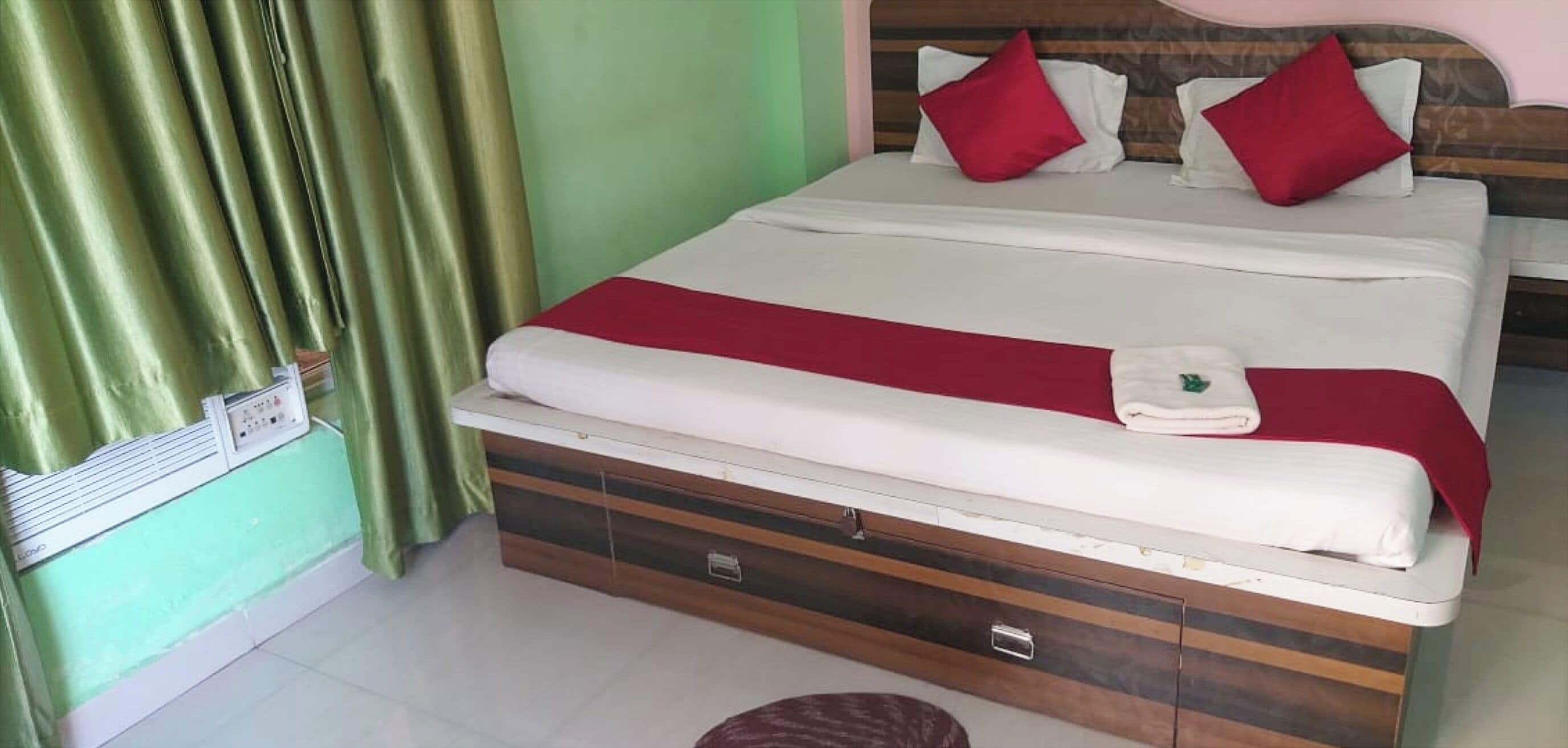 Hypoallergeen beddengoed, een kluis op de kamer, een bureau