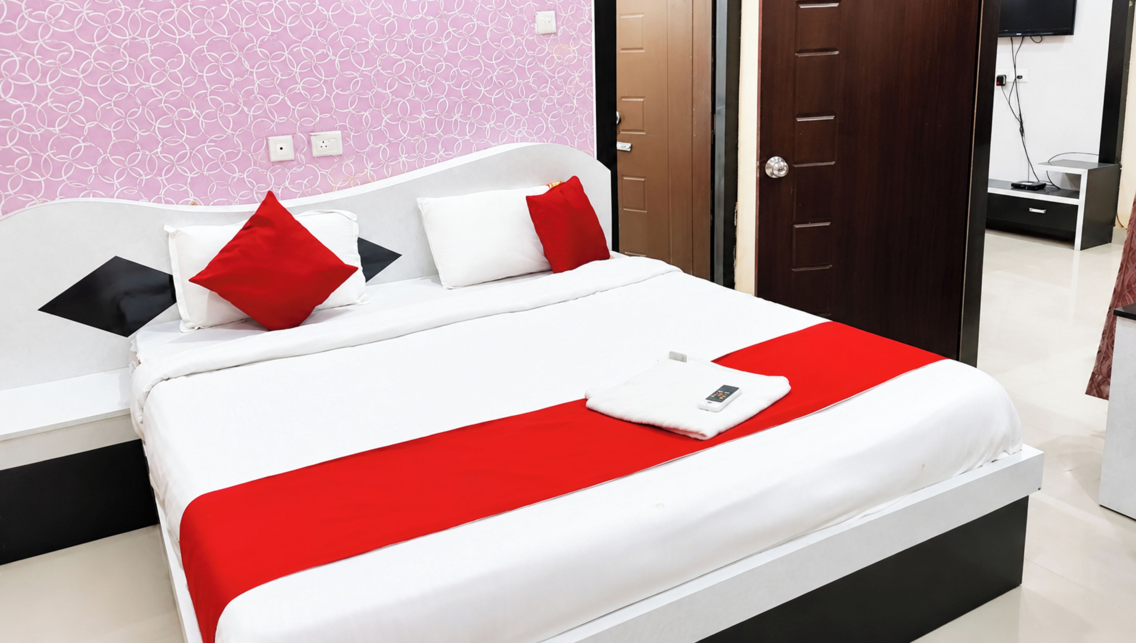 Deluxe Double Room, Multiple Beds, Air conditioning | Hypo-allergenic bedding, in-room safe, desk, soundproofing