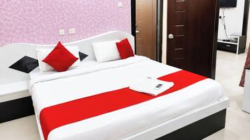 Deluxe Double Room, Multiple Beds, Air conditioning | Hypo-allergenic bedding, in-room safe, desk, soundproofing