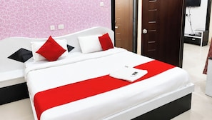 Habitación Deluxe doble, varias camas, Aire acondicionado | Ropa de cama hipoalergénica, caja fuerte, escritorio