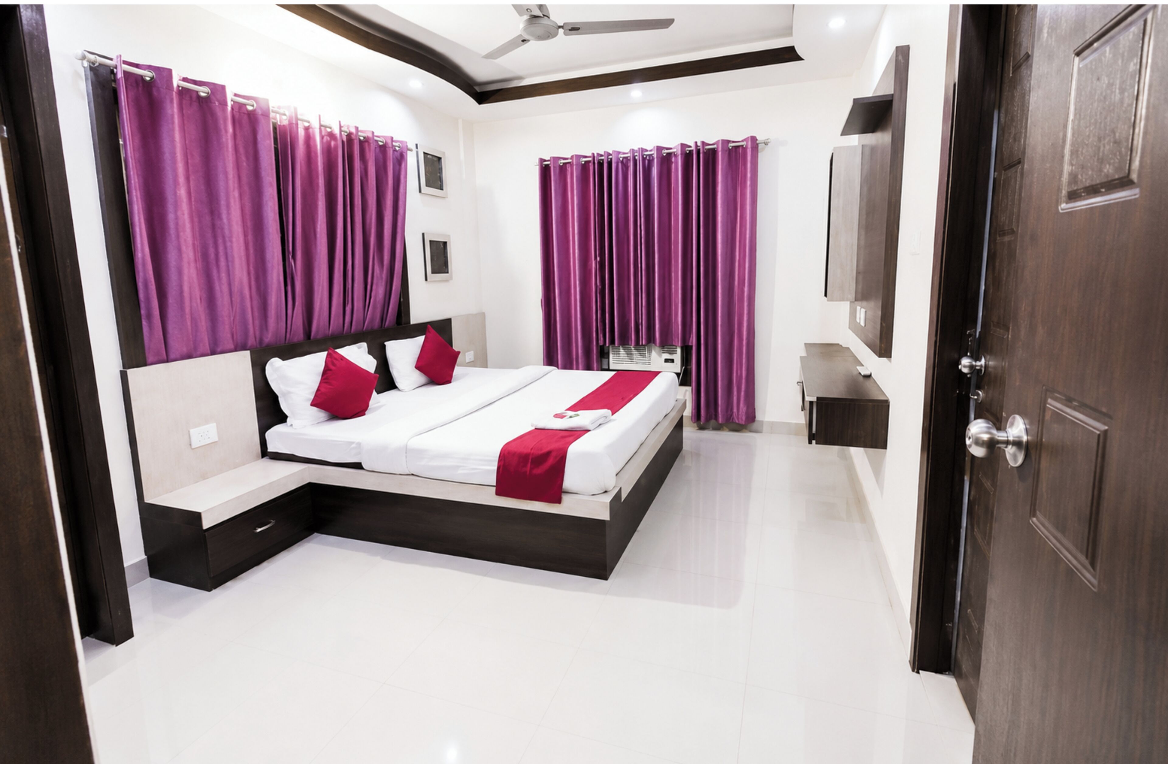 Premium Double Room, Air conditioning | Hypo-allergenic bedding, in-room safe, desk, soundproofing