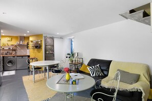 TV - Bed and Breakfast 'Terracota' with Shared Terrace, Shared Garden and Wi-Fi (Riom)