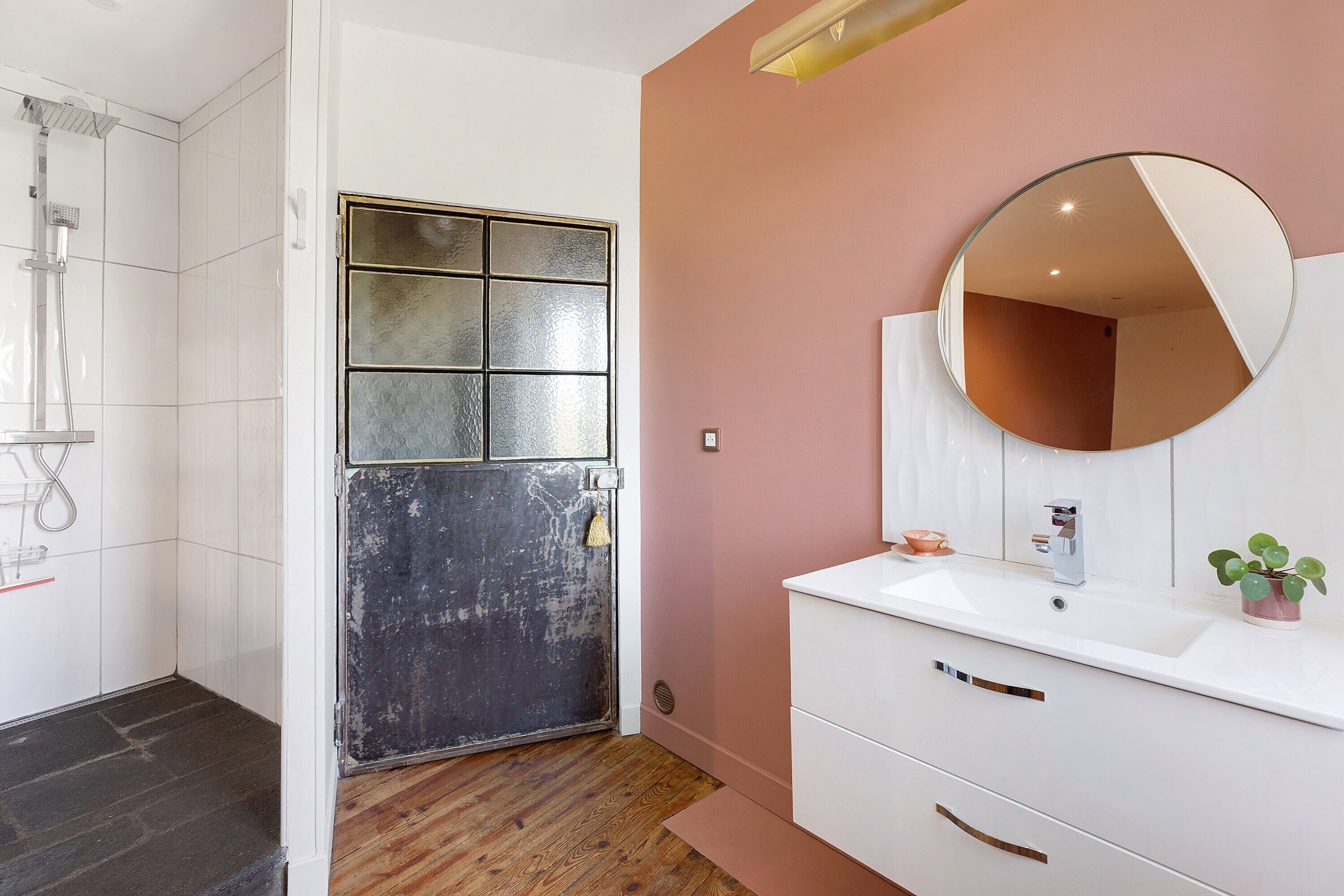 Een douche, een haardroger, handdoeken