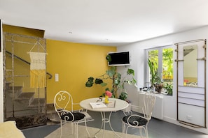 Dining - Bed and Breakfast 'Pampa' with Shared Terrace, Shared Garden and Wi-Fi (Riom)