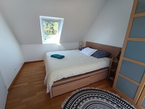 2 bedrooms, iron/ironing board, free WiFi, bed sheets